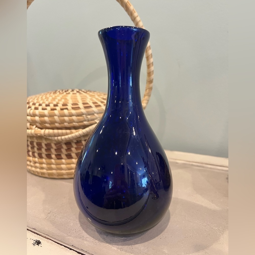 HAND BLOWN 8” COBALT BLUE VASE - Picture 2 of 6